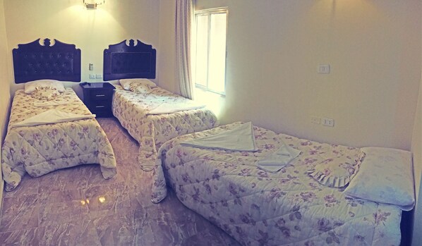 Chambre Triple, 3 lits une place, salle de bains privée | Couette en duvet d'oie, coffres-forts dans les chambres