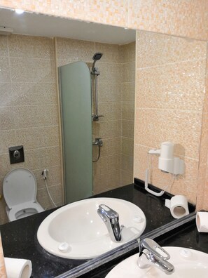 Dusch, gratis toalettartiklar, hårtork och handdukar