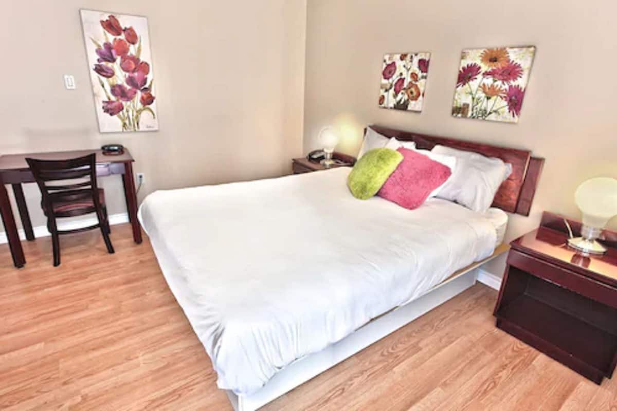 Ropa de cama de alta calidad, colchones con pillow-top y escritorio