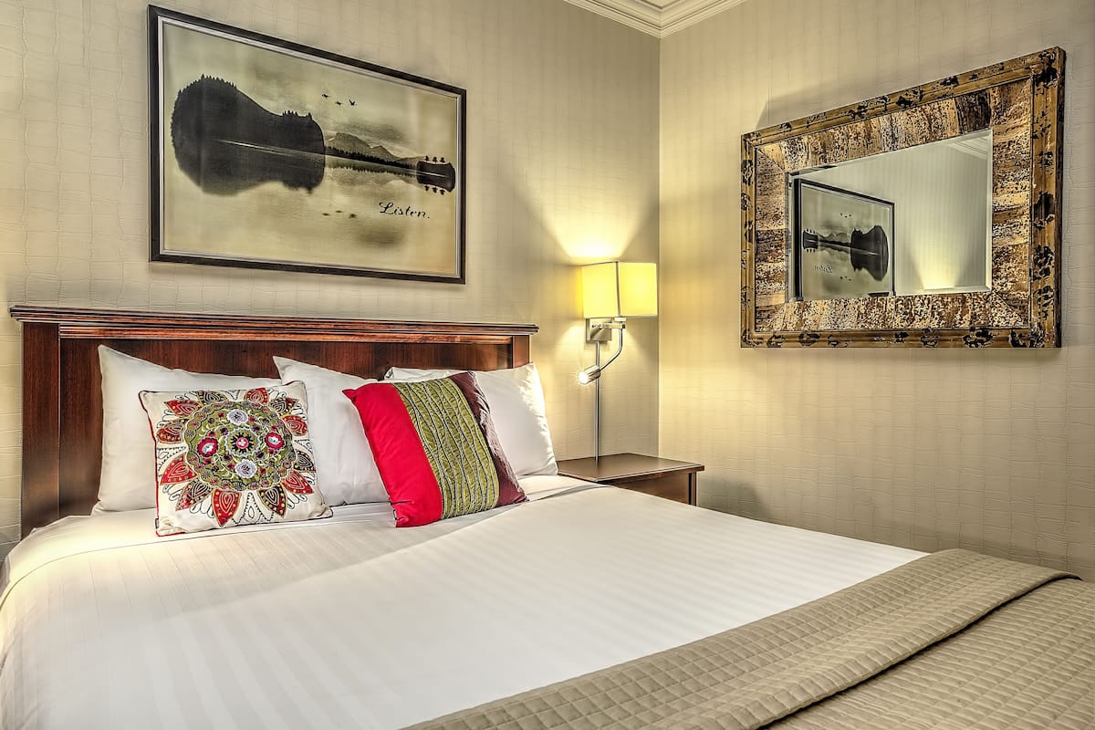 Ropa de cama de alta calidad, colchones con pillow-top y escritorio