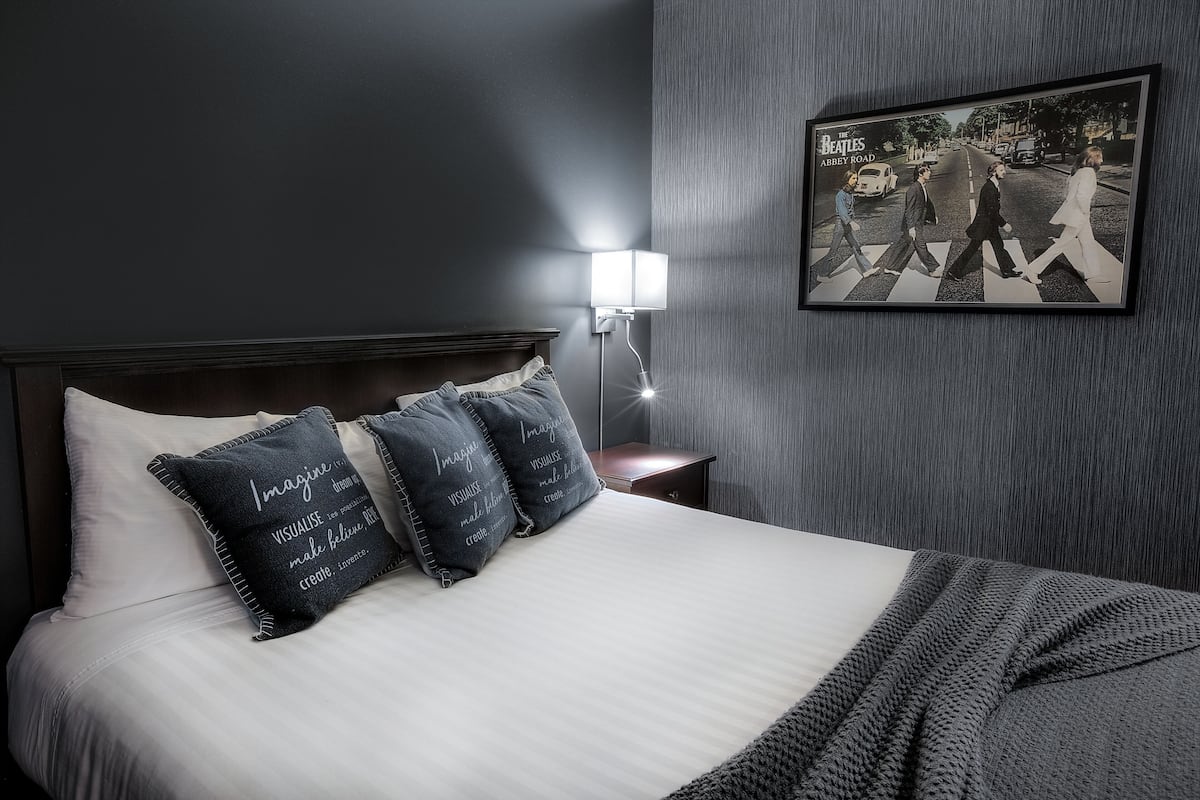 Ropa de cama de alta calidad, colchones con pillow-top y escritorio