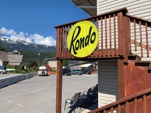 Exterior - Rondo Motel (Golden)