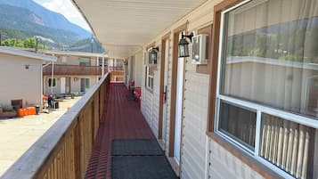 Studio Suite, Kitchenette | Balcony view