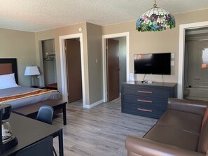 Desk, blackout curtains, free WiFi, bed sheets - Rondo Motel (Golden)