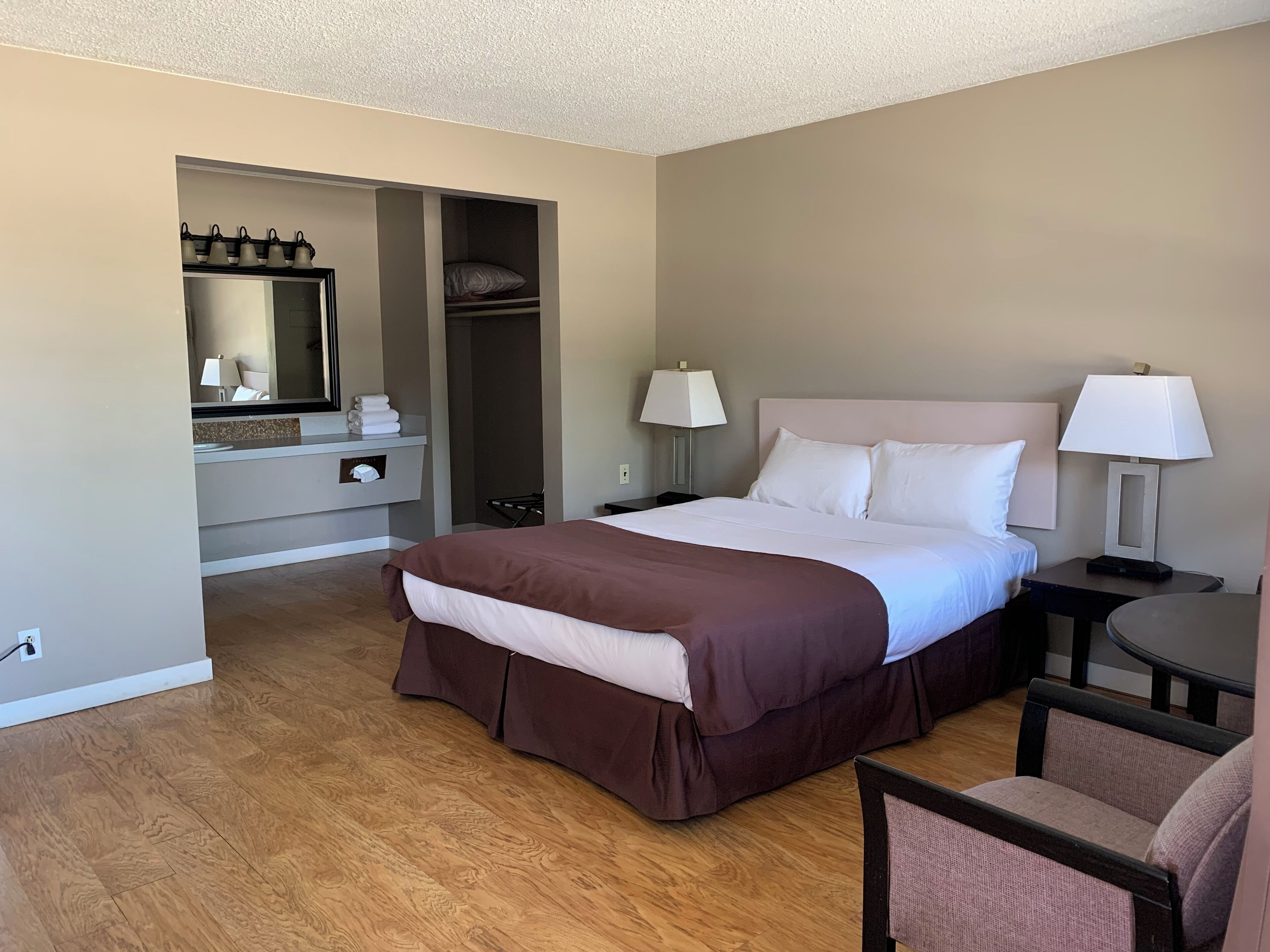 Economy Single Room | Premium bedding, desk, blackout drapes, free WiFi