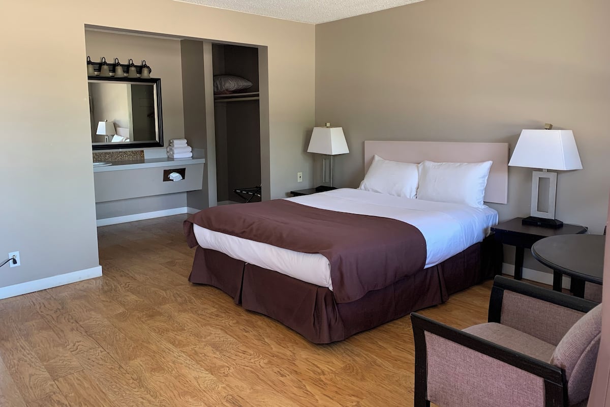 Economy Single Room | Premium bedding, desk, blackout drapes, free WiFi
