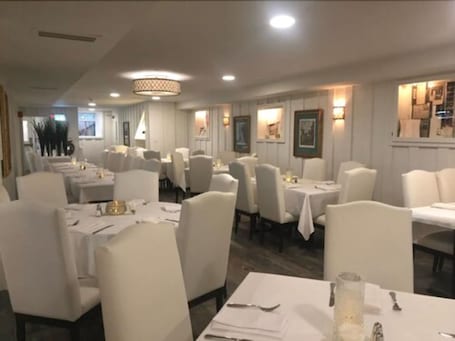 Restaurant. Seacliffe Inn