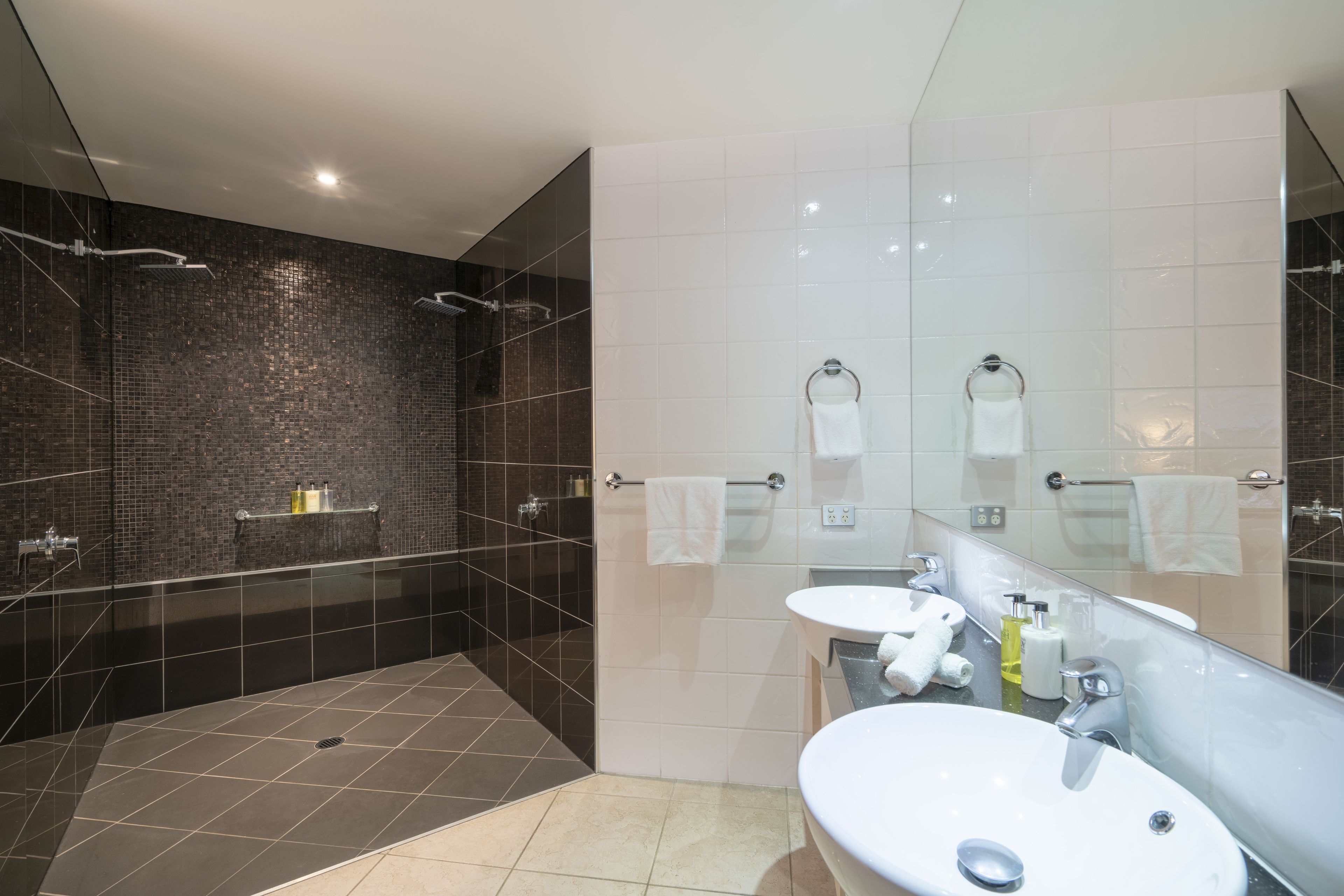 Douche, articles de toilette gratuits, sèche-cheveux