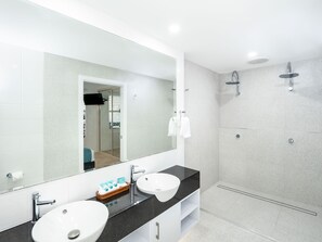 Shower, free toiletries, hair dryer, towels - Saltwater Luxury Apartments (Port Douglas)