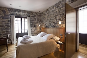 Habitación con 1 cama matrimonial o 2 individuales | Minibar, caja de seguridad en la habitación y escritorio