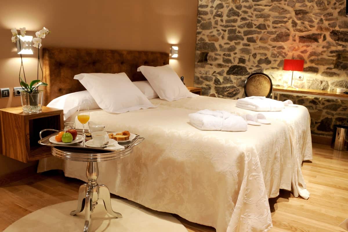 Minibar, coffres-forts dans les chambres, bureau, rideaux occultants