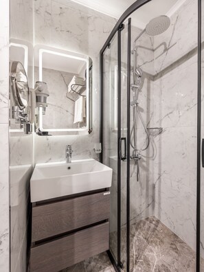 Superior Triple Room | Bathroom | Deep soaking tub, hydromassage showerhead, free toiletries, hair dryer - Bristol Hotel (Istanbul)