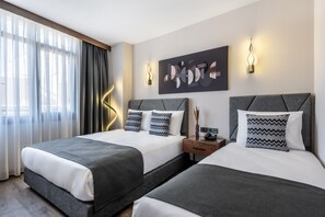 デラックス 4 人部屋 | 1 室のベッドルーム、ミニバー、セーフティボックス (室内)、デスク