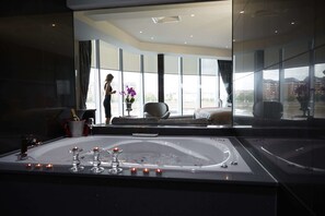 Emperor Suite, river view | Jetted tub - Rafayel on the Left Bank (London)