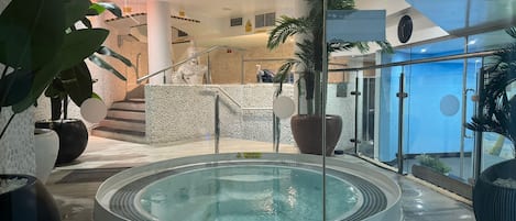 Bồn tắm spa trong nhà