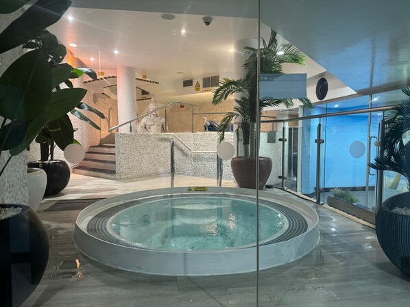 Indoor spa tub - Rafayel on the Left Bank (London)