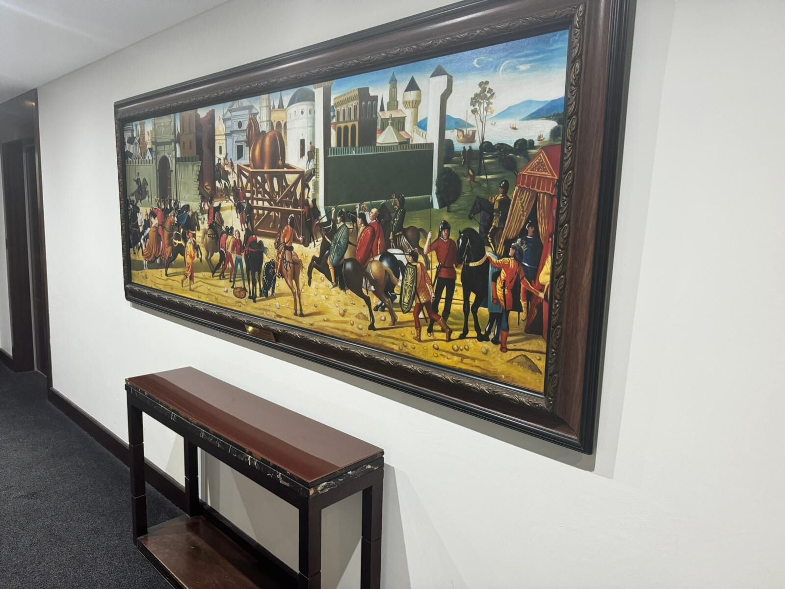 Ein großformatiges Gemälde zeigt eine historische Schlachtenszene an einer Wand.