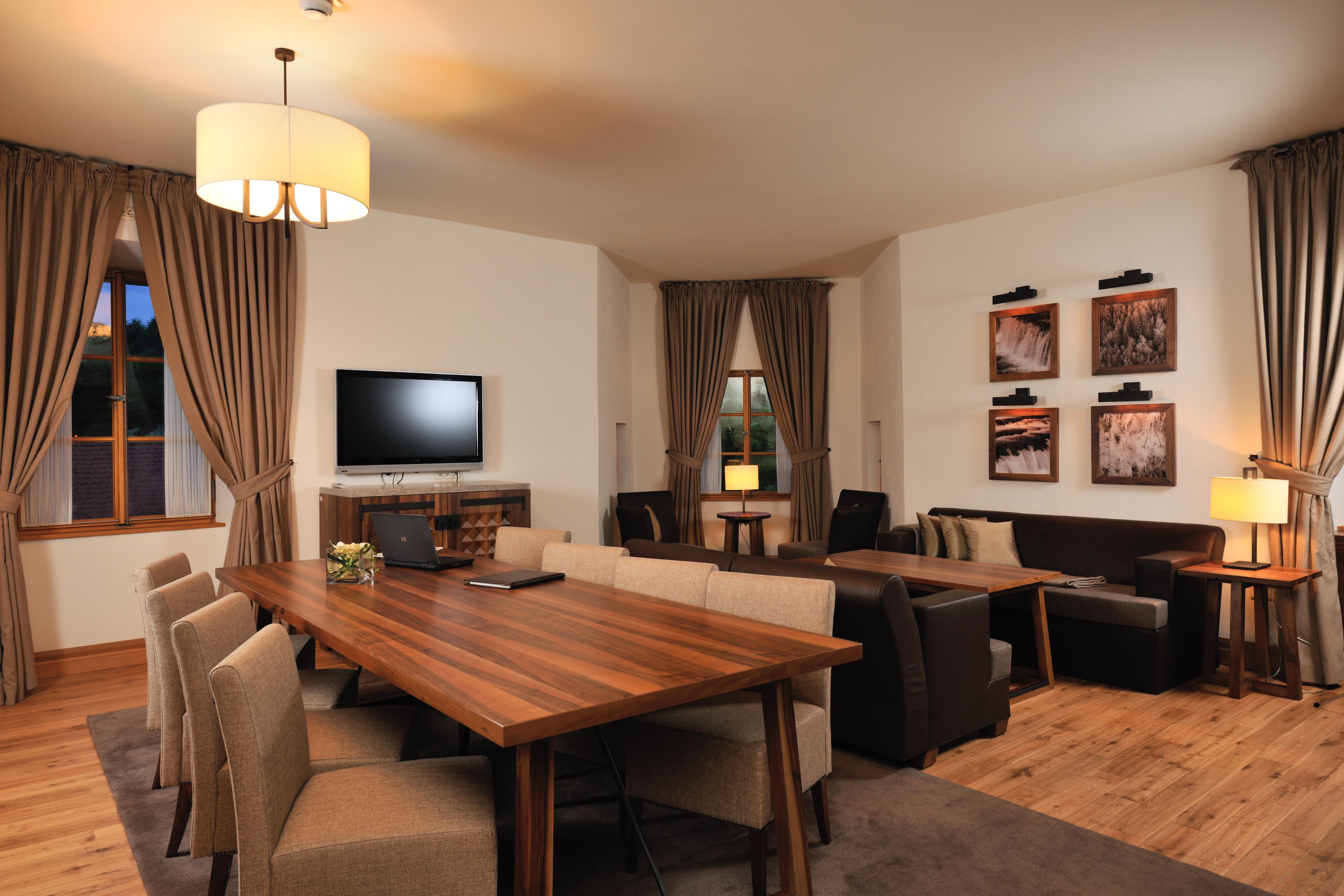 Télévision à écran plat, films à la carte