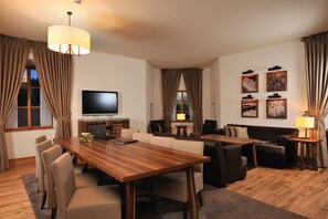 Flat-screen TV, pay films