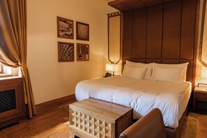 Junior suite, 1 tweepersoonsbed met slaapbank, uitzicht op rivier | Een minibar, een kluis op de kamer, een bureau, babybedden