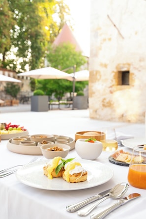 Free daily buffet breakfast - Hotel Grad Otocec Relais & Châteaux (Novo Mesto)