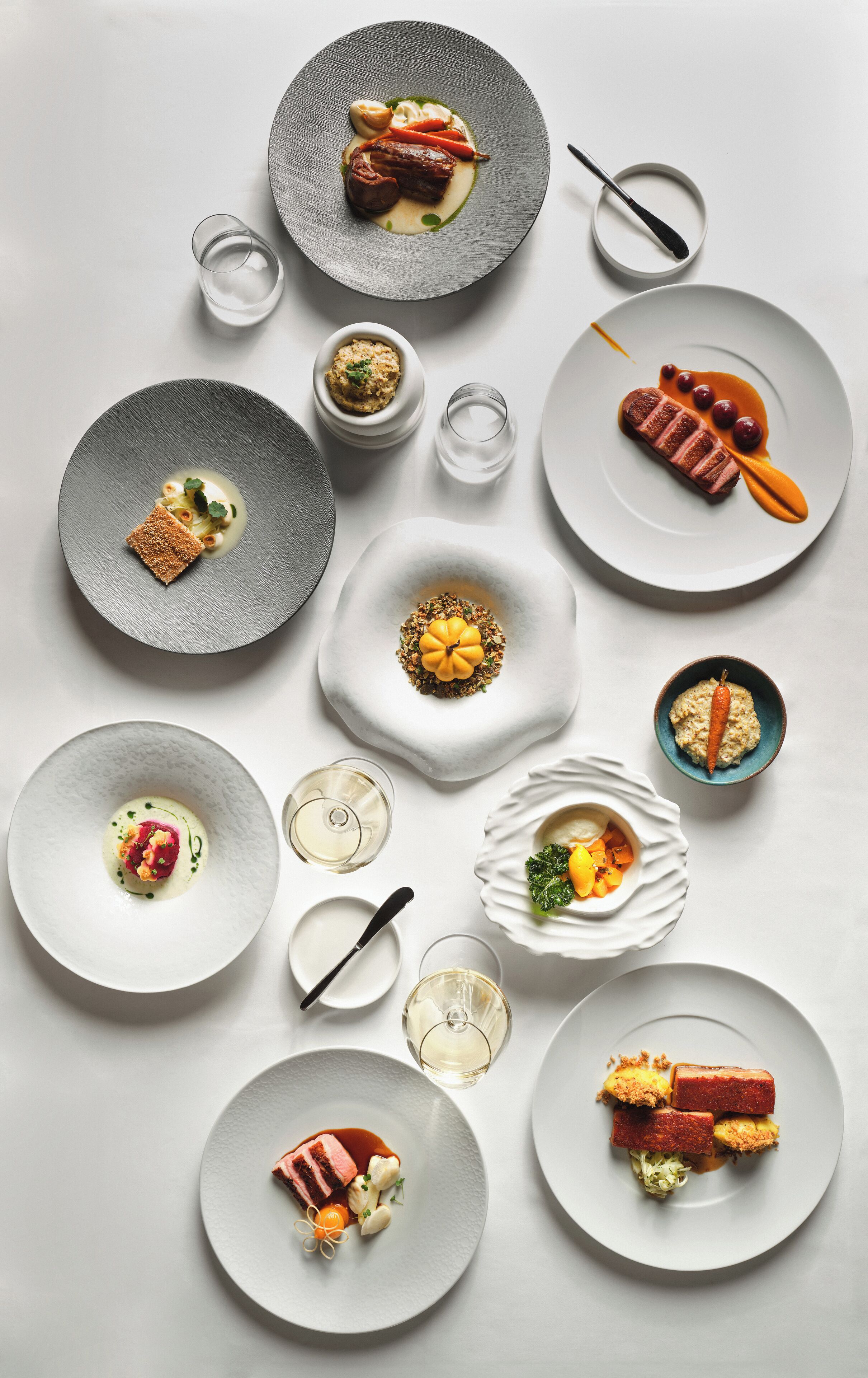 Diversos platos de comida dispuestos sobre una mesa.