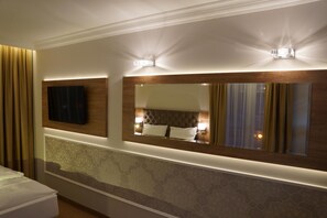 Minibar, brankas, dan didekorasi berbeda-beda