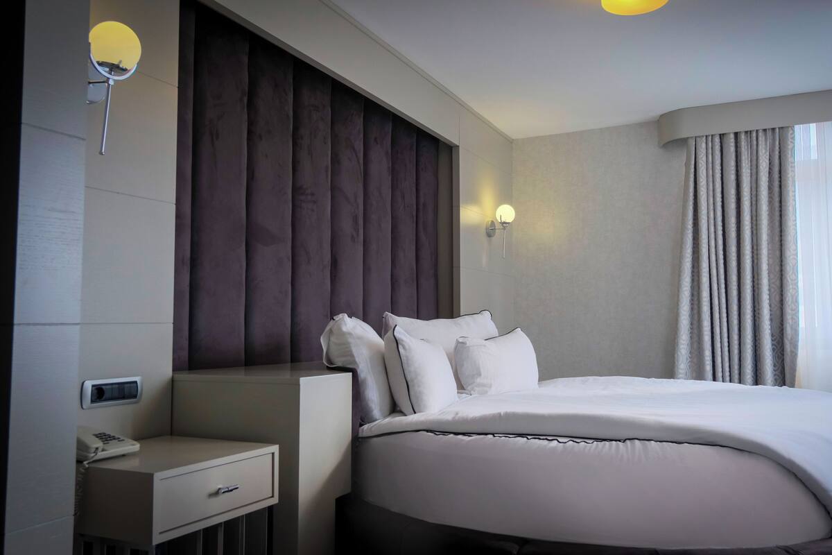 Phòng đôi Deluxe, 1 giường cỡ king | Bộ đồ giường cao cấp, minibar, két bảo mật tại phòng, bàn 