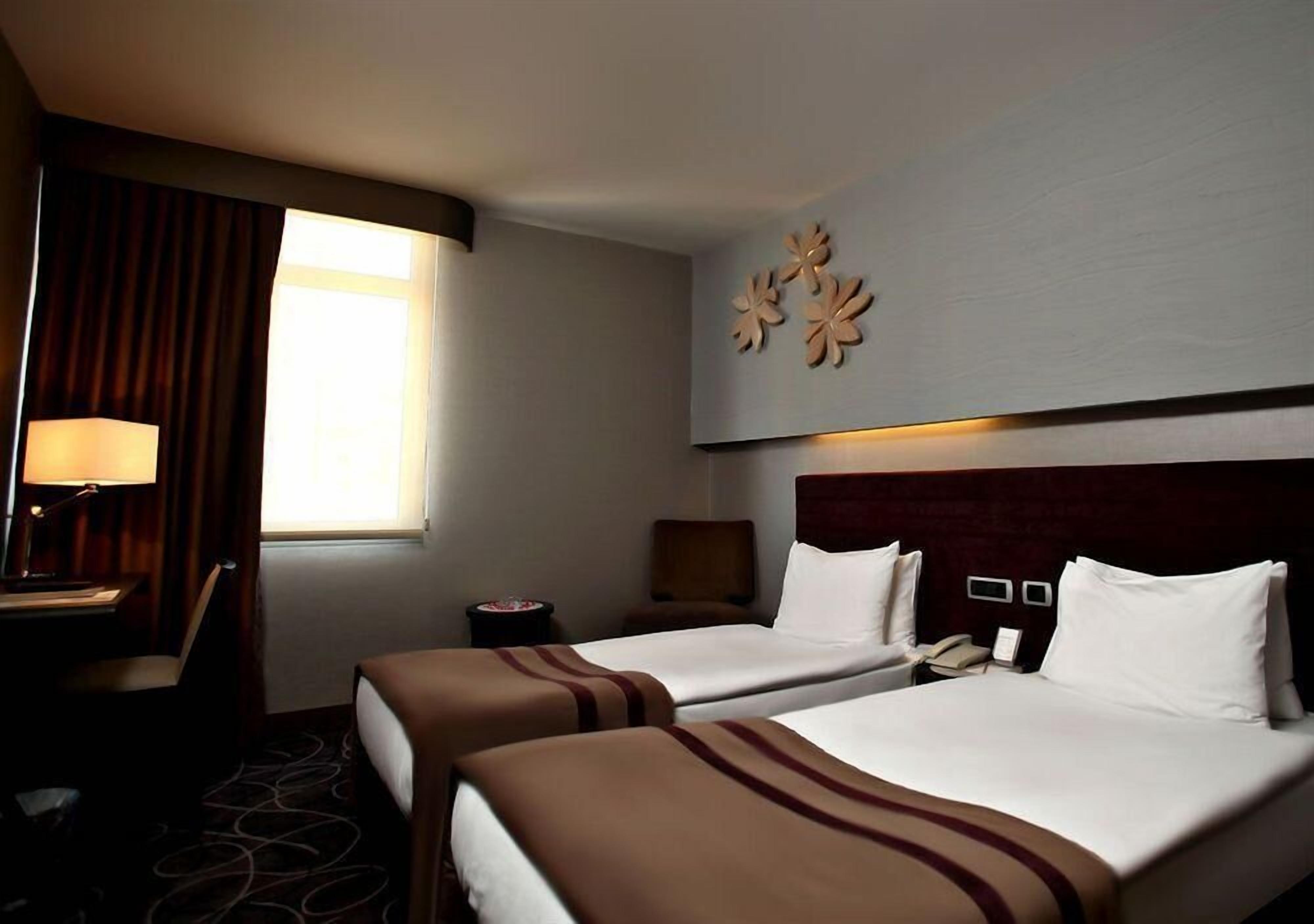 Luxe beddengoed, een minibar, een kluis op de kamer, een bureau