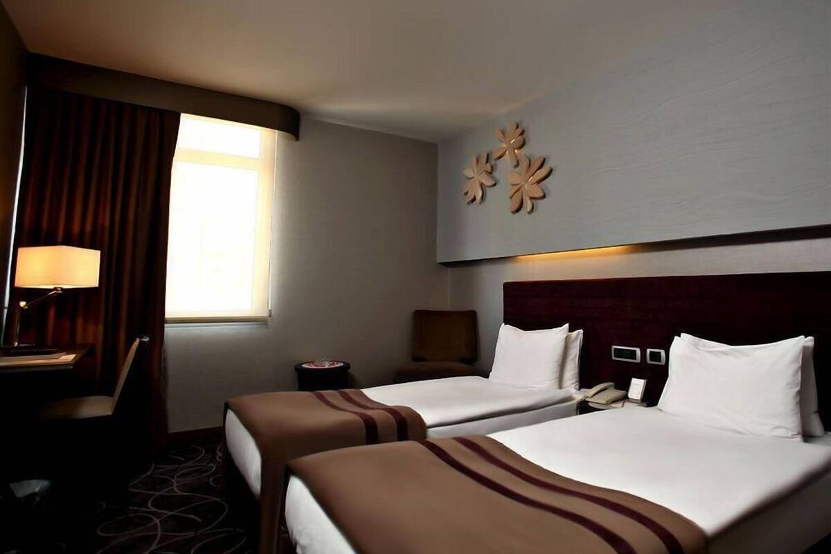 Bộ đồ giường cao cấp, minibar, két bảo mật tại phòng, bàn 