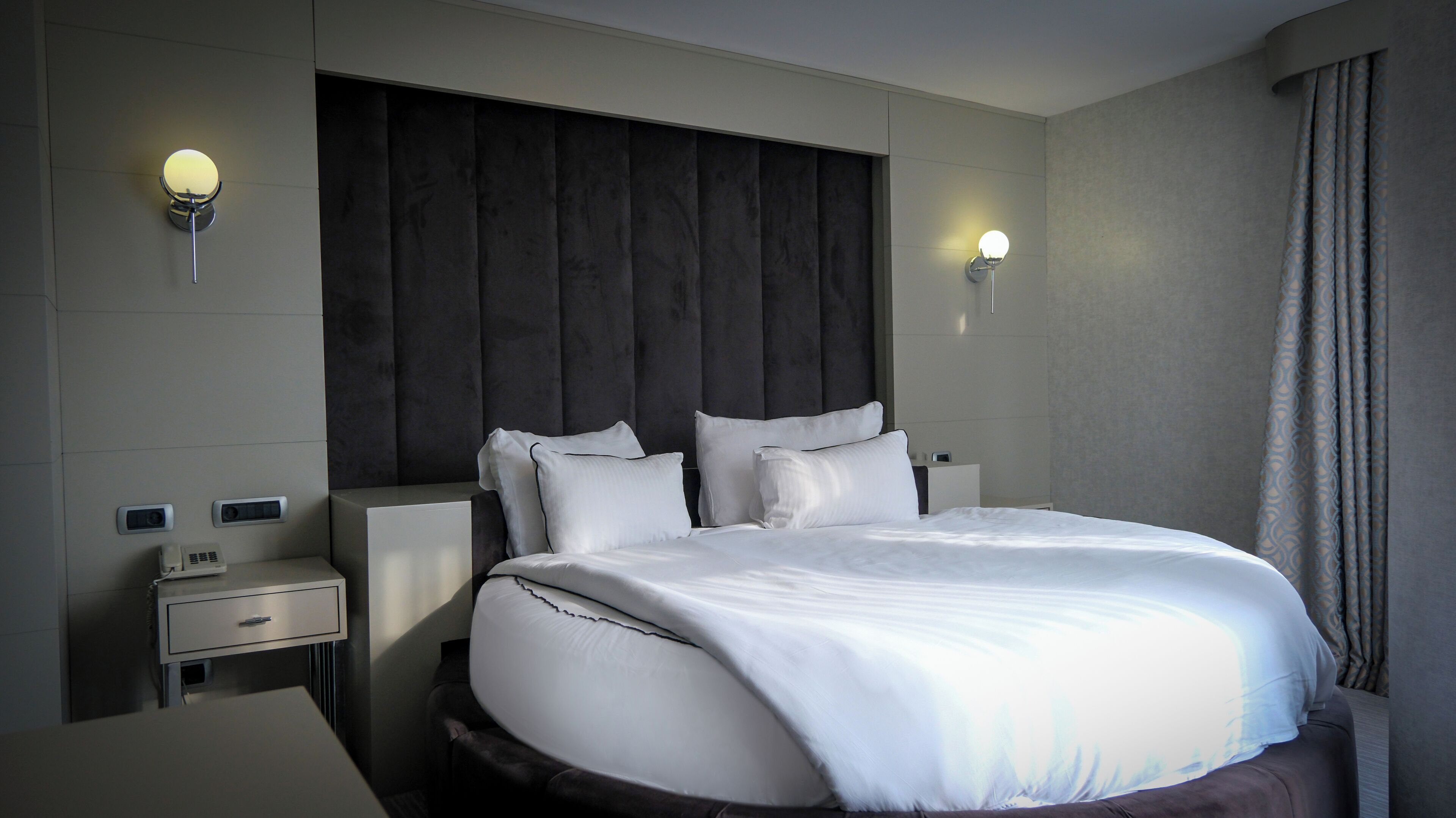 Deluxe Double Room, 1 King Bed | Premium bedding, minibar, in-room safe, desk