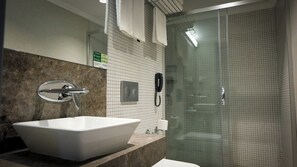 Douche, articles de toilette gratuits, sèche-cheveux, chaussons
