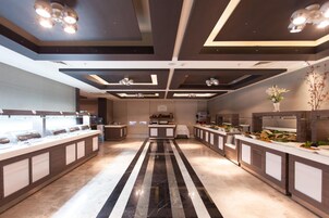 Se sirven almuerzos, cenas y cocina internacional 