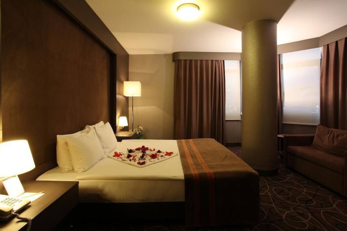 Bộ đồ giường cao cấp, minibar, két bảo mật tại phòng, bàn 