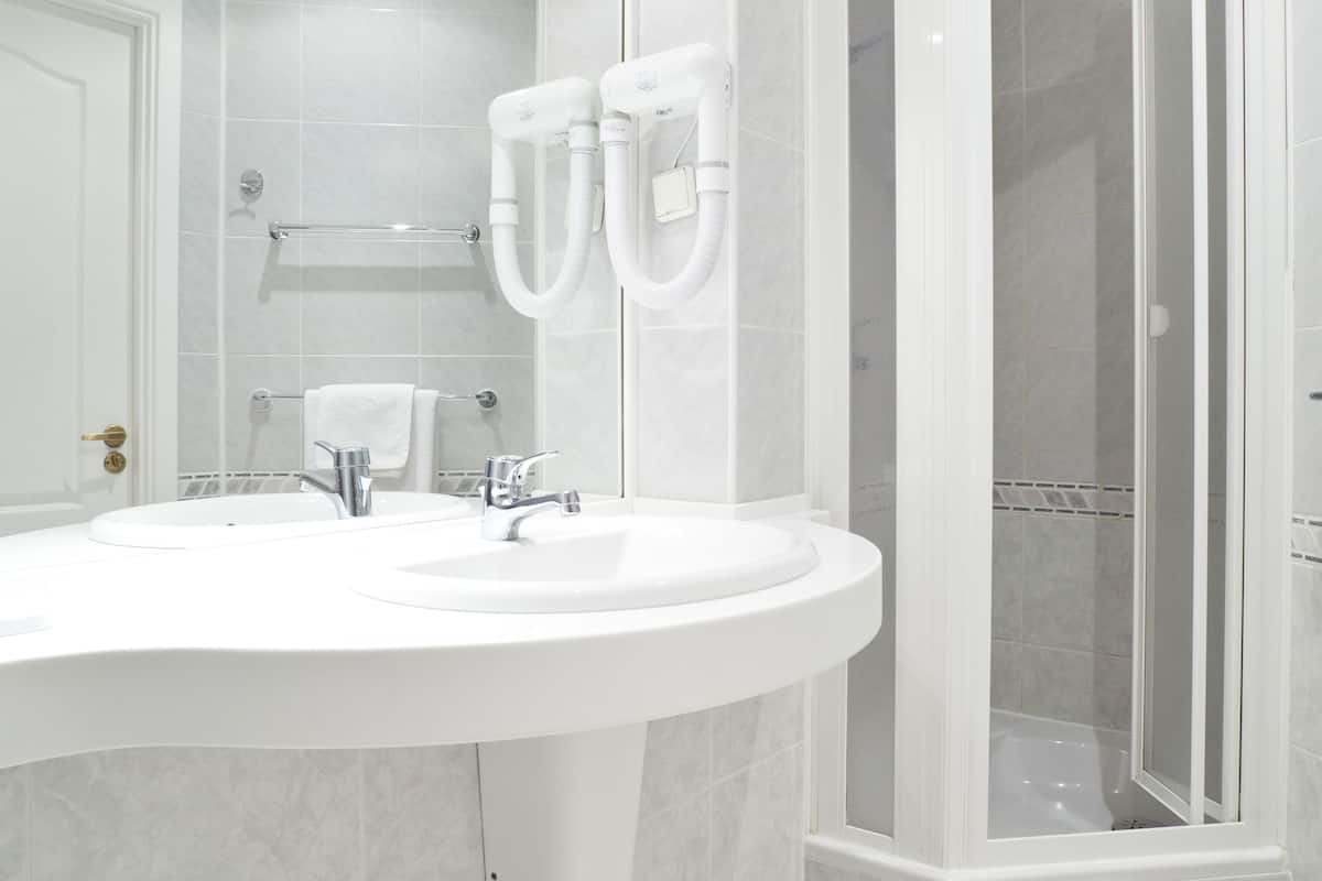 Shower, free toiletries, hair dryer, towels