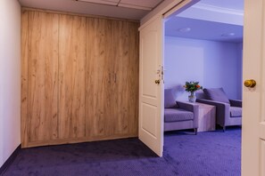 Studio | Oppholdsrom | En 25-tommers TV med kabel-kanaler