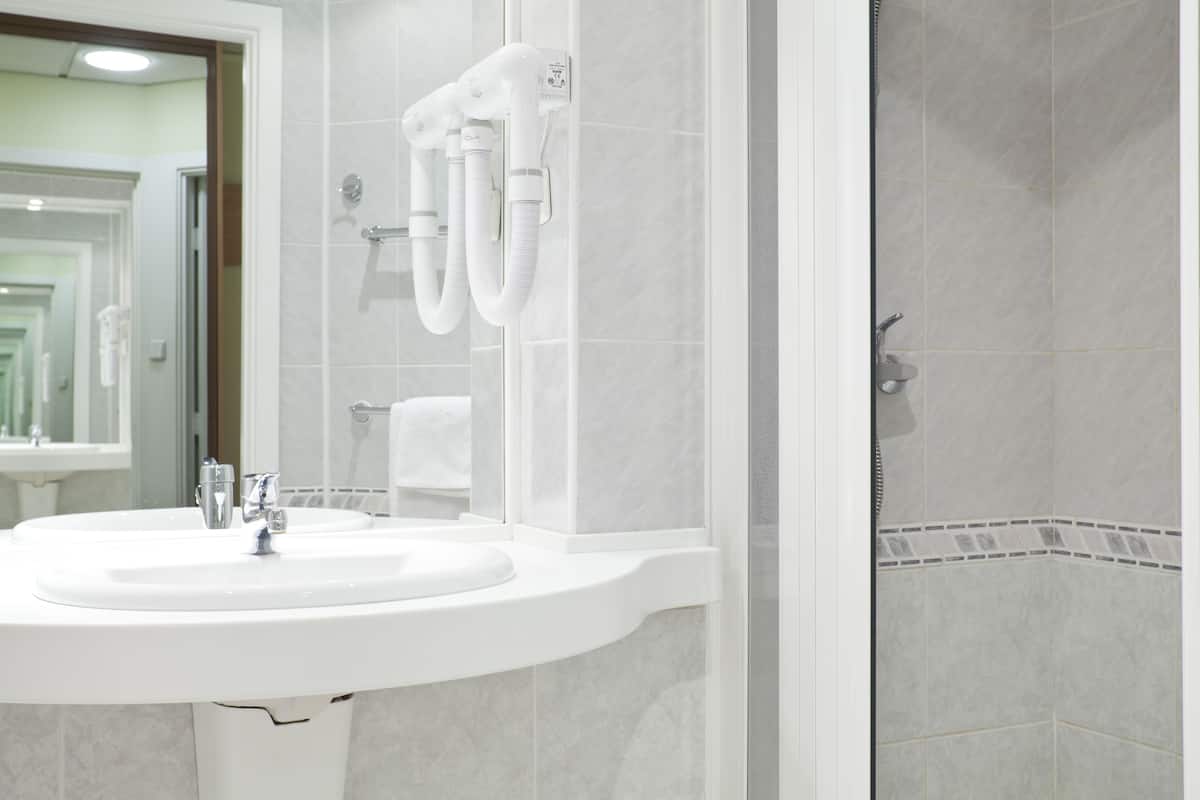 Double Room | Bathroom | Shower, free toiletries, hair dryer, towels