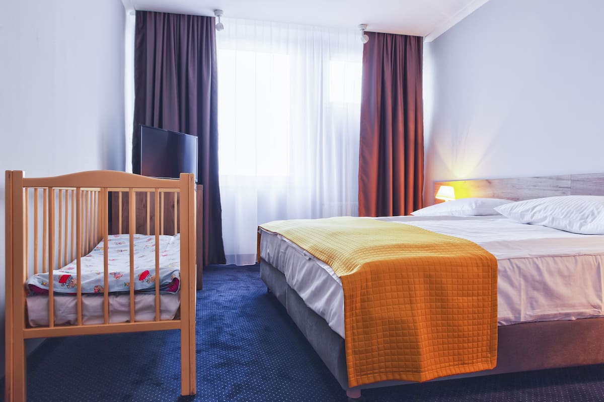 Studio | In-room safe, desk, free cribs/infant beds, free WiFi