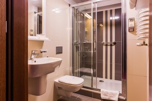Apartment | Badezimmer | Dusche, kostenlose Toilettenartikel, Haartrockner, Handtücher