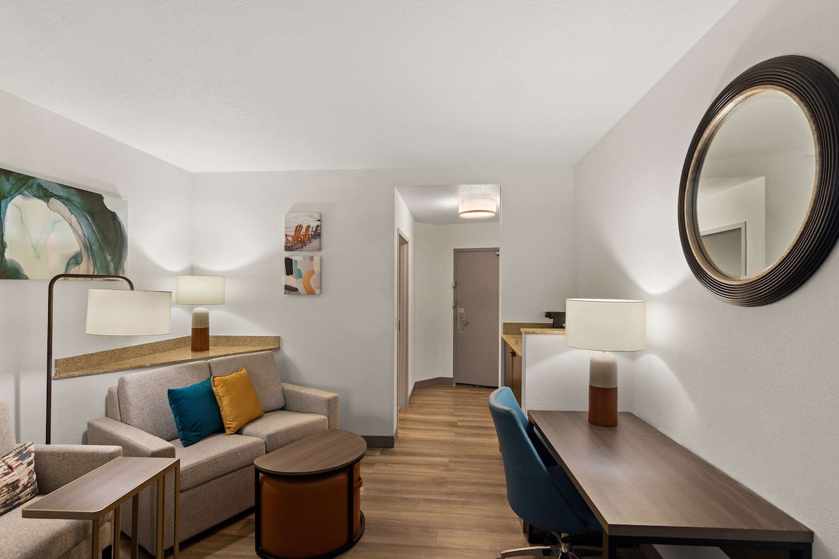 suite, non smoking | desk, laptop workspace, blackout curtains, iron/ironing board