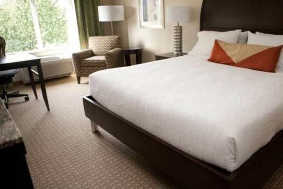 Premium bedding, in-room safe, iron/ironing board