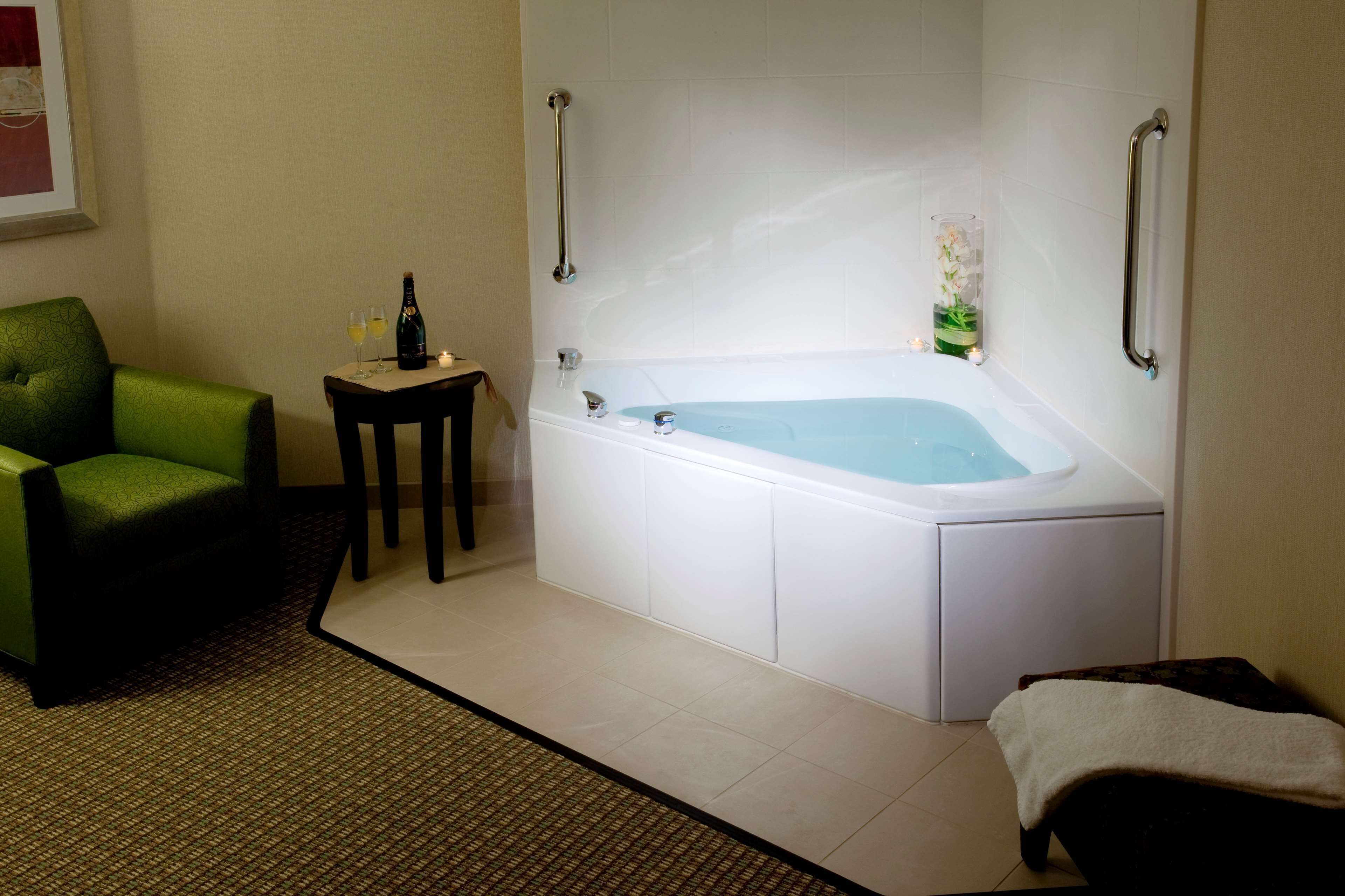 combined shower/bathtub, free toiletries, hair dryer, towels