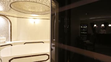 Een minibar, een kluis op de kamer, geluiddichte muren