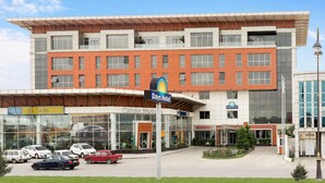 Un hôtel portant l’enseigne « Days Hotel », un concessionnaire automobile et une autre enseigne « Days Hotel » sur le bâtiment.