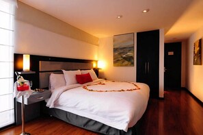 Executive Suite | Select Comfort beds, minibar, in-room safe, iron/ironing board - Ramada Bogota Belle Époque (Bogota)