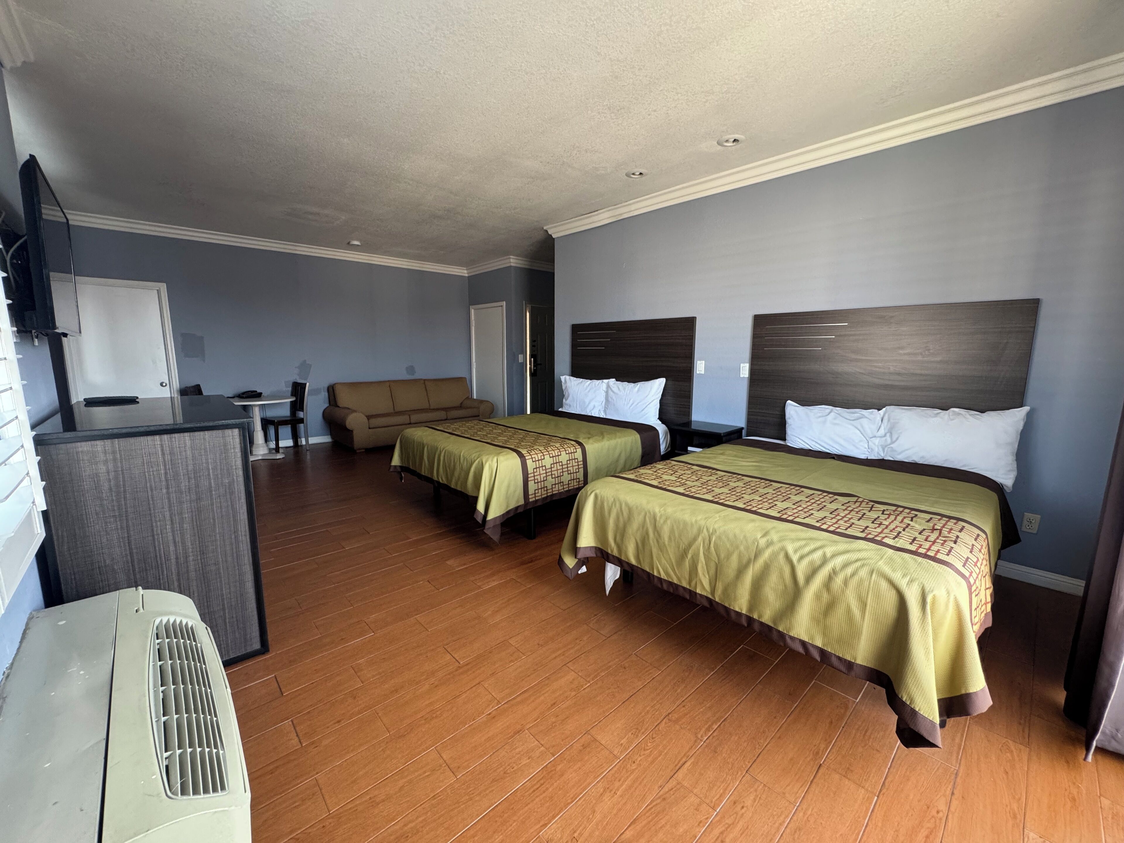 Kamer, 2 queensize bedden, niet-roken | 1 slaapkamer, individueel gemeubileerd, een bureau, geluiddichte muren