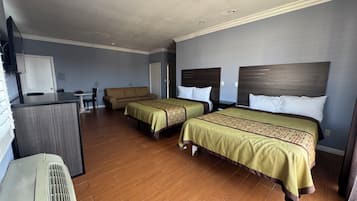 Kamer, 2 queensize bedden, niet-roken | 1 slaapkamer, individueel gemeubileerd, een bureau, geluiddichte muren