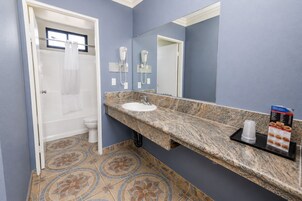 Combined shower/tub, free toiletries, hair dryer, towels