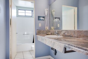 Standard King, Smoking | Baño | Tina con regadera, amenidades de baño gratuitas, secadora de cabello