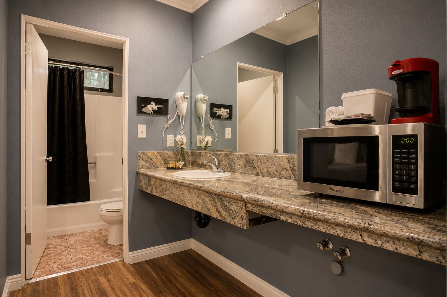 Combined shower/tub, free toiletries, hair dryer, towels